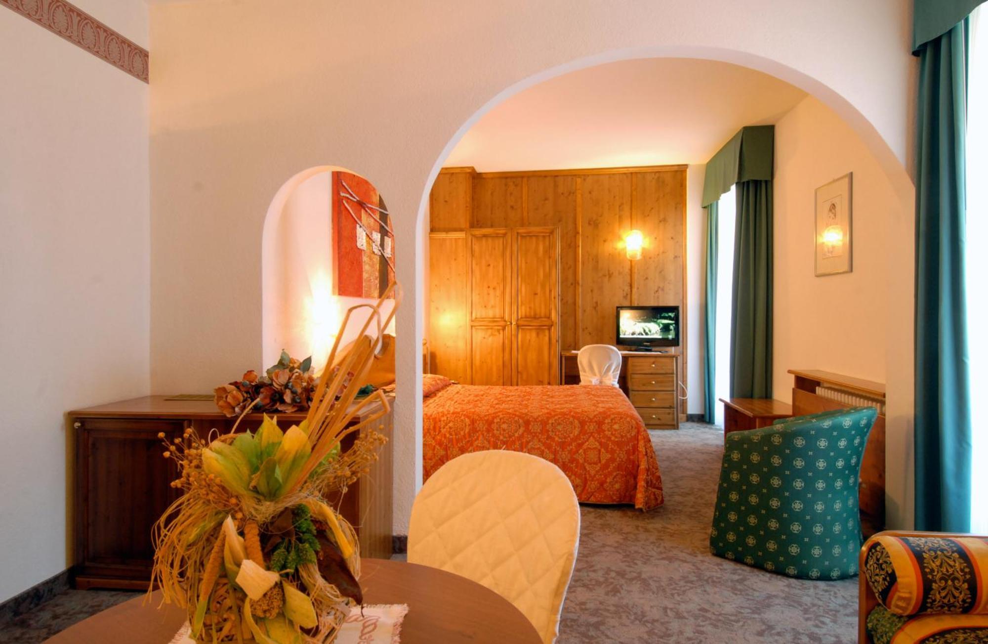 G. Hotel Des Alpes Сан Мартино ди Кастроза Екстериор снимка